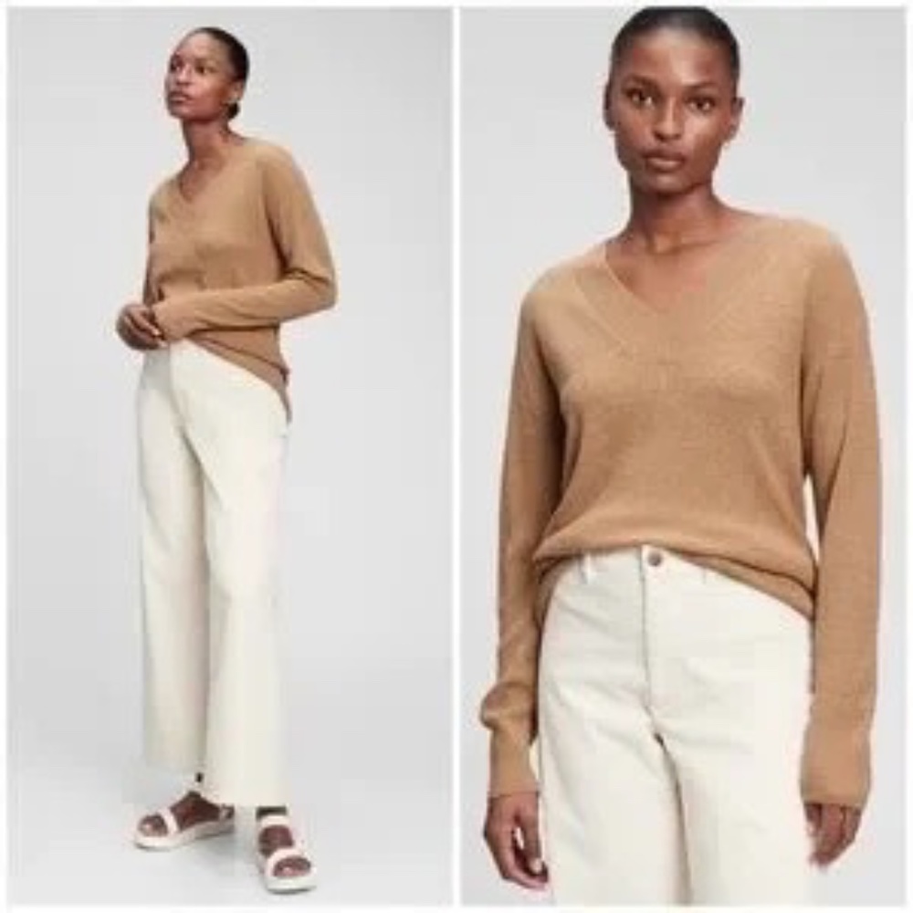 GAP Textured V-Neck Sweater in Beige Size Medium